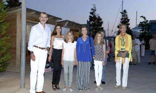 La reine Sofia, Le roi Felipe VI dEspagne, la reine Letizia et leurs filles Leonor et Sofia assistent au concert du violoniste Ara Malikian à Porto Adriano à Majorque jpeg