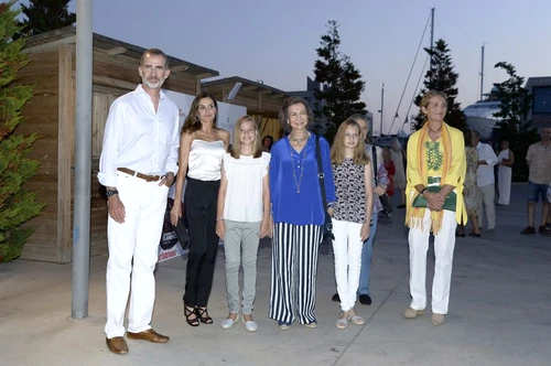 La reine Sofia, Le roi Felipe VI dEspagne, la reine Letizia et leurs filles Leonor et Sofia assistent au concert du violoniste Ara Malikian à Porto Adriano à Majorque jpeg