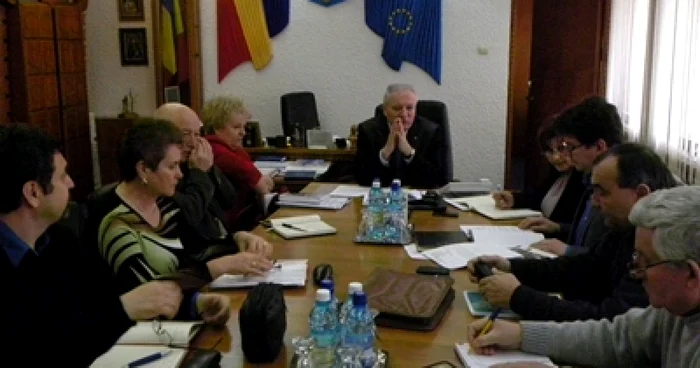 Cetăţenii se plâng că societatea le pune beţe în roate când vine vorba de demararea unor proiecte
