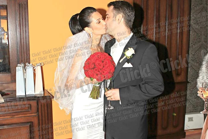 
    De şapte ani  împreună, de şase  luni căsătoriţi  