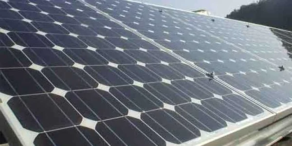 Serele sunt acoperite cu panouri fotovoltaice subvenţionate