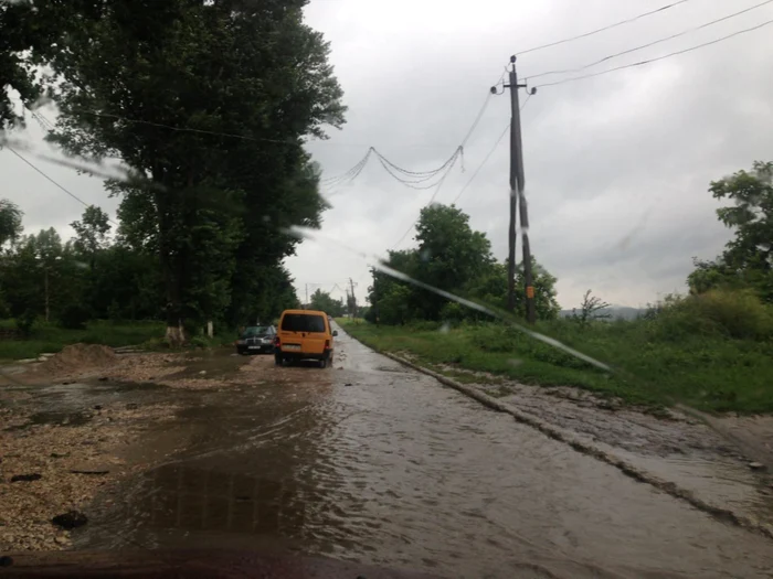 În unele localităţi a fost nevoie de intervenţia salvatorilor pentru pomparea apelor care au provocat inundaţii Foto: Adevărul