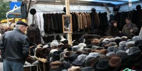 Târgul adună comercianţi de căciuli din toată ţara