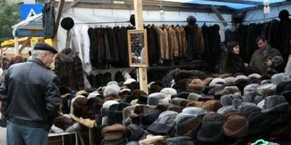 Târgul adună comercianţi de căciuli din toată ţara
