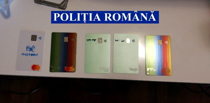 Carduri găsite în urma perchezițiilor