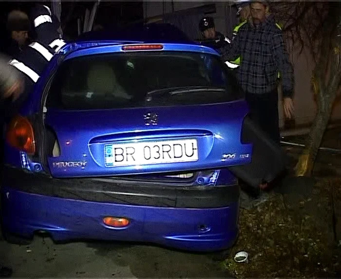 Accidentul s-a soldat cu distrugere maşinii. FOTO: NICOLETA BUTNARU