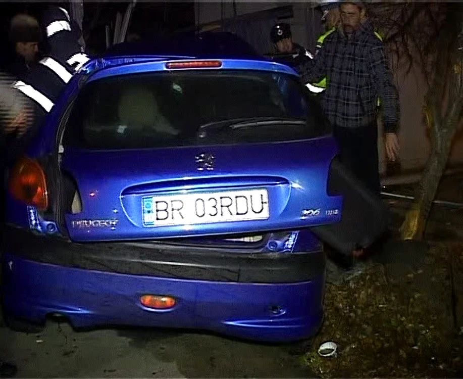 Accidentul s-a soldat cu distrugere maşinii. FOTO: NICOLETA BUTNARU
