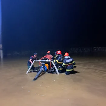 O zi și o noapte pentru înlăturarea efectelor viiturii de pe Valea Oltului de pe DN7 la Căciulata Foto ISU Vâlcea jpeg