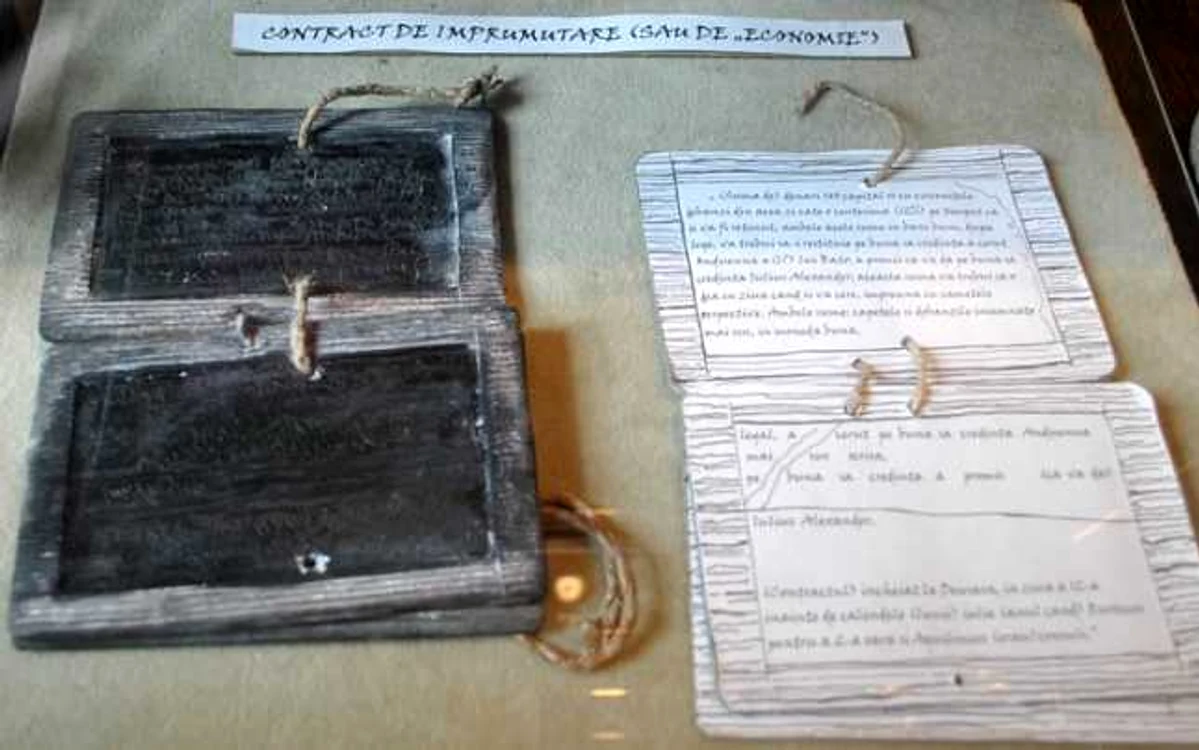 Tăbliţă descoperită la Roşia Montană şi un desen după inscripţia originală. Sursa foto: enciclopediaromaniei.ro