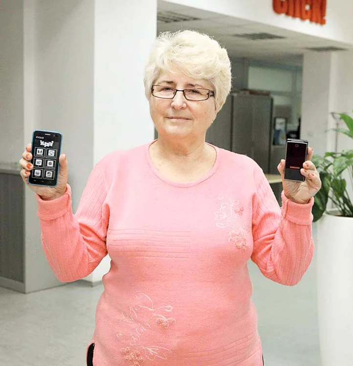 Elena Cişmigiu  se bucură că va  înlocui vechiul  telefon cu cel  câştigat la Click!