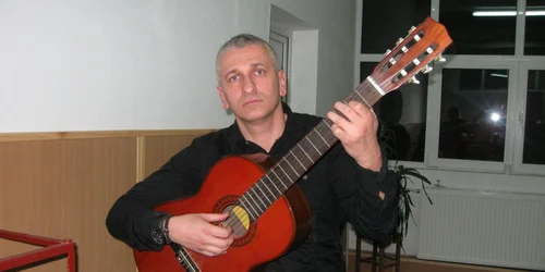 Iulian s-a îndrăgostit de la 10 ani de chitară