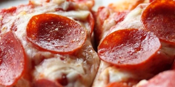 Pizza cu salam şi caşcaval
