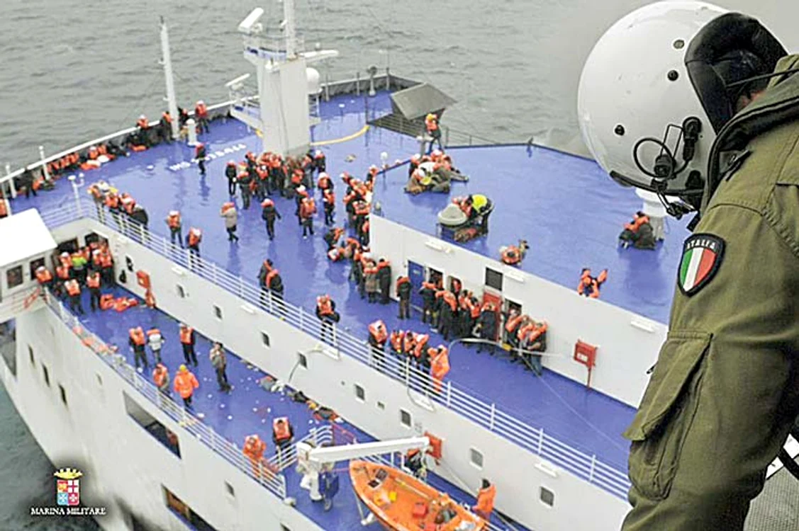 Elicopterele au ridicat pasagerii de pe puntea superioară a “Norman Atlantic”
