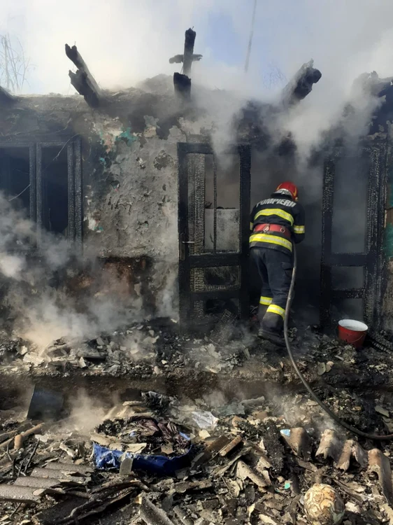 Săteanul din Şoimăreşti a rămas fără locuinţă. FOTO ISU Neamţ