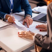 Contract - credit - banca FOTO Shutterstock 