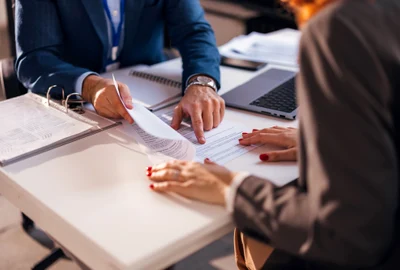 Contract - credit - banca FOTO Shutterstock