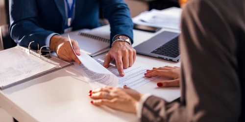 Contract - credit - banca FOTO Shutterstock