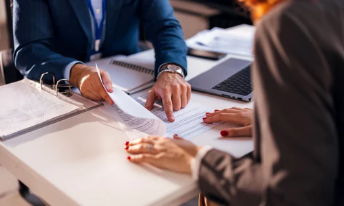 Contract - credit - banca FOTO Shutterstock