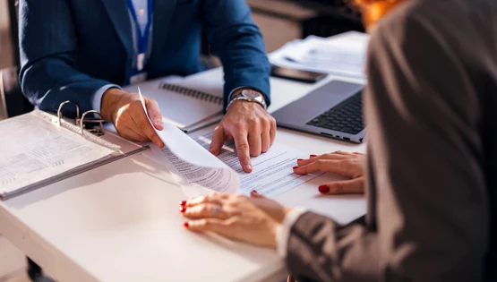 Contract - credit - banca FOTO Shutterstock