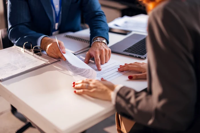 Contract - credit - banca FOTO Shutterstock 