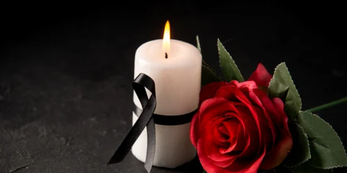 lumanare aprinsa cu trandafir doliu petrufunerare png