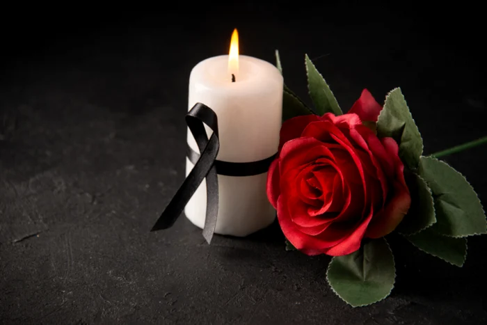 lumanare aprinsa cu trandafir doliu petrufunerare png