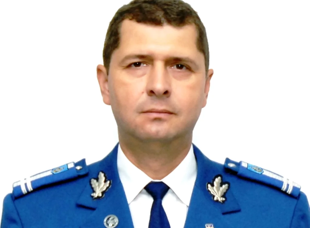 Locotenent colonel Giurea Marius Claudiu şi-a început cariera militară în funcţia de comandant pluton paraşutişti la o unitate militară din oraşul Titu