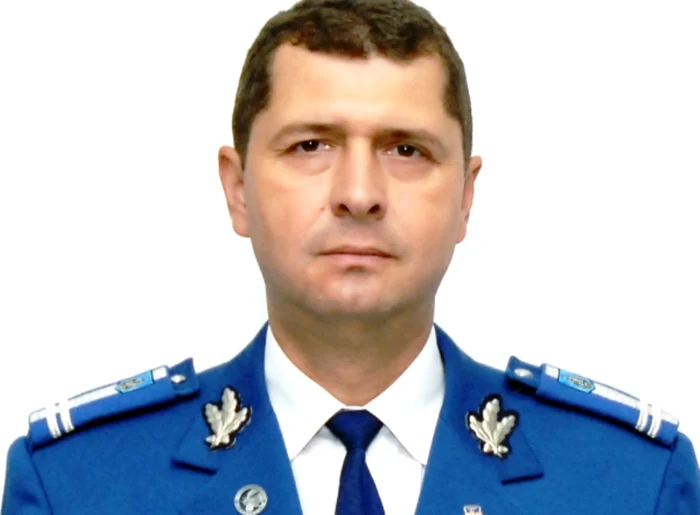 Locotenent colonel Giurea Marius Claudiu şi-a început cariera militară în funcţia de comandant pluton paraşutişti la o unitate militară din oraşul Titu