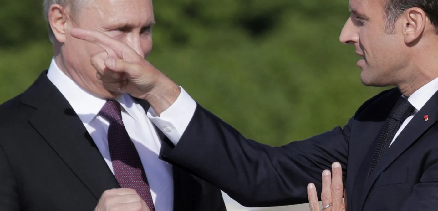 Emmanuel Macron (dreapta) şi Vladimir Putin la Sankt Petersburg FOTO EPA-EFE
