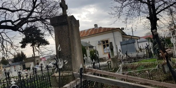 monumente funerare