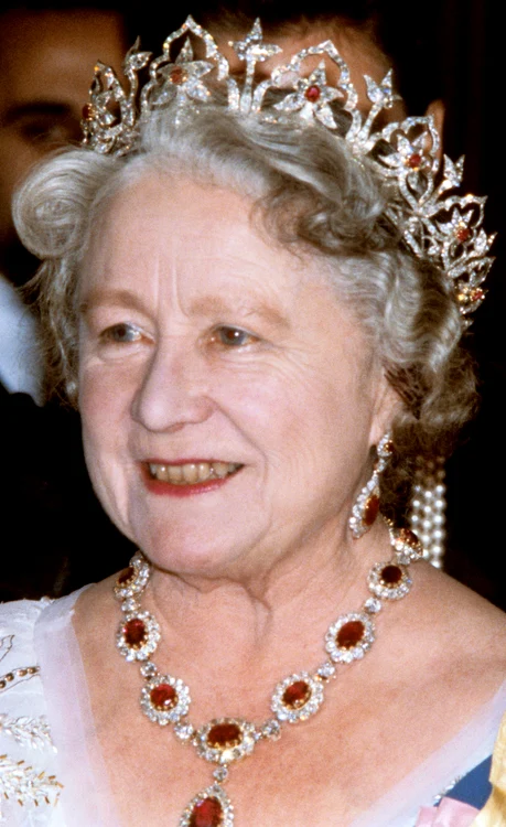 Regina Mamă cu Tiara Orientală Circulară, profimedia 0389113955 jpg