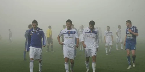 Mihai Costea (stânga), Florin Costea şi Alex Piţurcă au ieşit cu capul plecat de pe teren după eşecul cu Bistriţa