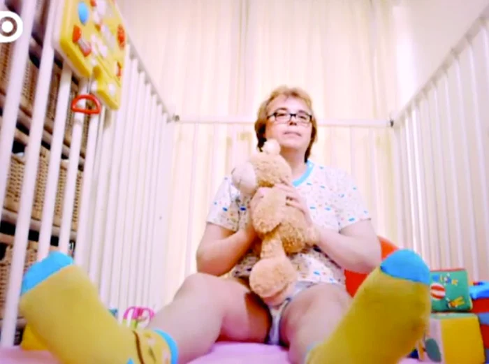 
    Stuart nu vrea să se  dea jos din pătuţul croit  după mărimea lui  