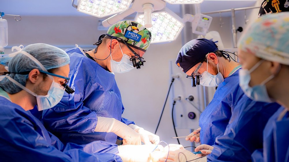 Premieră MedLife: primele reconstrucții mamare asistate robotic la Cluj, pro-bono