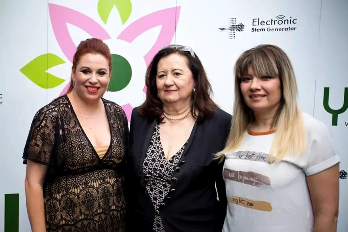 Cele două surori alături de mama lor / foto: social media