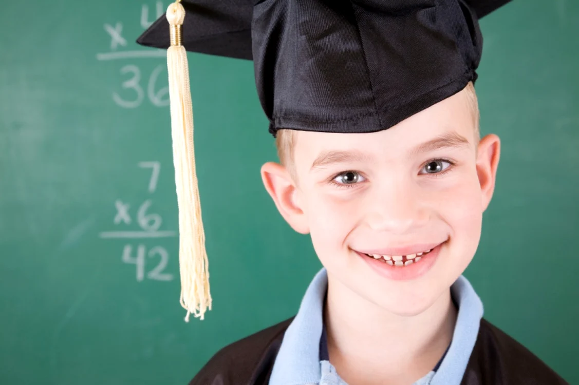 Părinţii care au un nivel superior de educaţie, îşi învaţă copiii abilităţi sociale şi îi pun la treburi casnice au cele mai mari şanse să crească un copil de succes