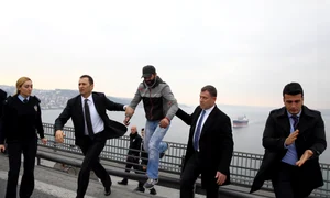 Gărzile de corp ale președintelui Turciei l au adus pe bprbat lângă mașina lui Erdogan png