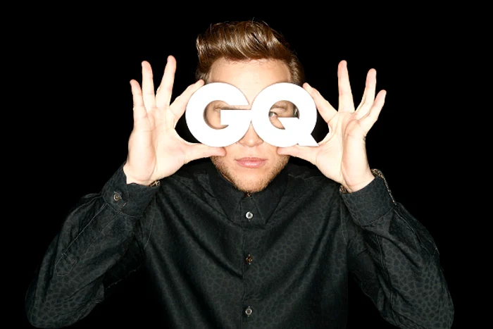 
    Cântărețul a pozat complet gol, acopernidu-și părțile intime cu un ananasFoto Getty  