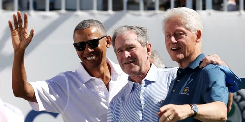 Foştii preşedinţi ai SUA Barack Obama George W Bush şi Bill Clinton participă la prezentarea trofeului înainte de cele patru meciuri programate la Cupa Preşedinţilor desăşurată la clubul de golf Liberty National în Jersey New jersey Statele Unite ale