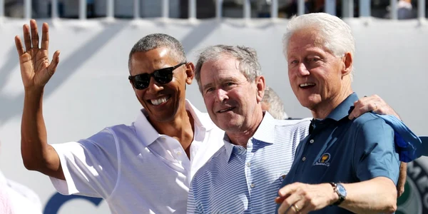 Foştii preşedinţi ai SUA Barack Obama George W Bush şi Bill Clinton participă la prezentarea trofeului înainte de cele patru meciuri programate la Cupa Preşedinţilor desăşurată la clubul de golf Liberty National în Jersey New jersey Statele Unite ale