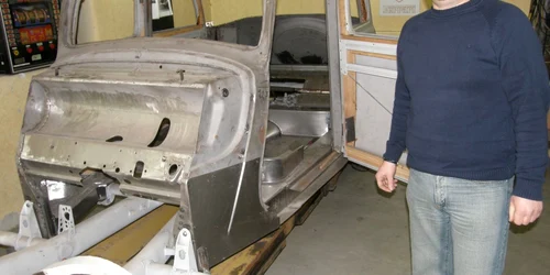 Un Mercedes din anul 1939 se află acum la restaurat în atelierul sătmăreanului