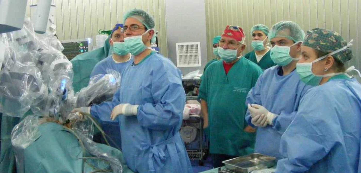 Echipa medicului Lucan a asistat la demonstraţia laparoscopică robotizată a medicului italian