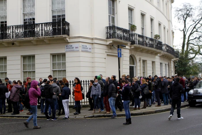 Români aşteptând la coadă la o sectie de votare din  Londra