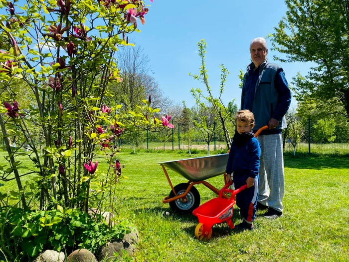 Adrian Năstase în grădină, alături de nepotul Nicolas, fiecare cu roaba lui