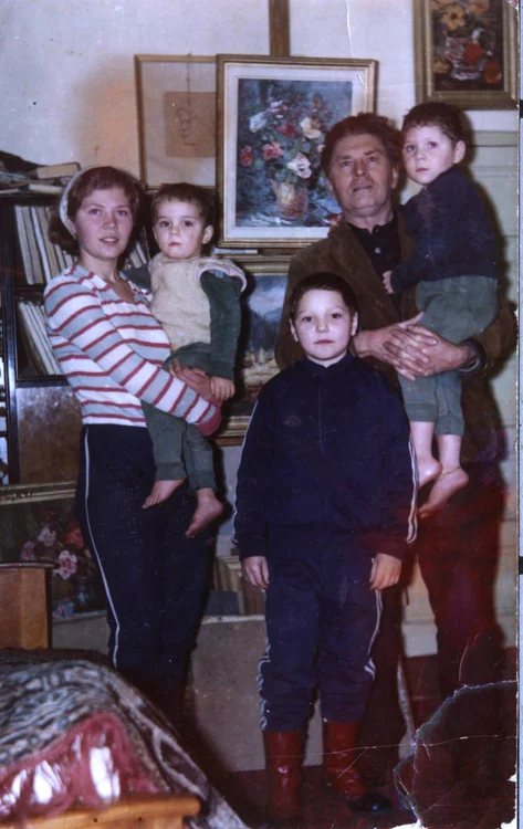 Mihai Trăistariu, în braţele surorii şi fratele lui Vasile ţinut la piept de tatăl lor