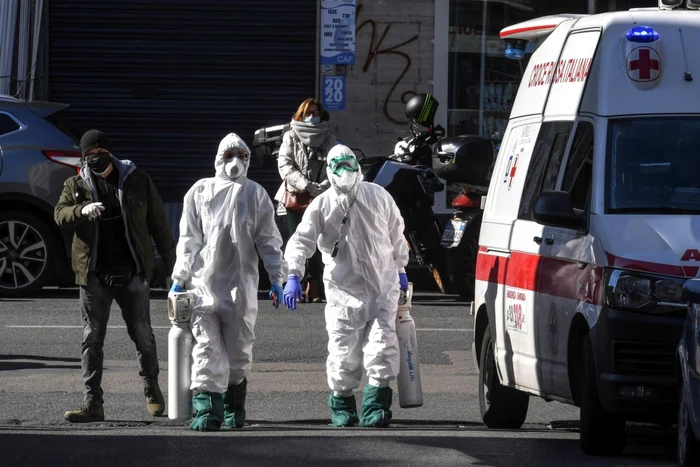 Medici italieni din Napoli pregătindu-se să trateze pacienţii COVID-19 în parcări, FOTO EPA-EFE