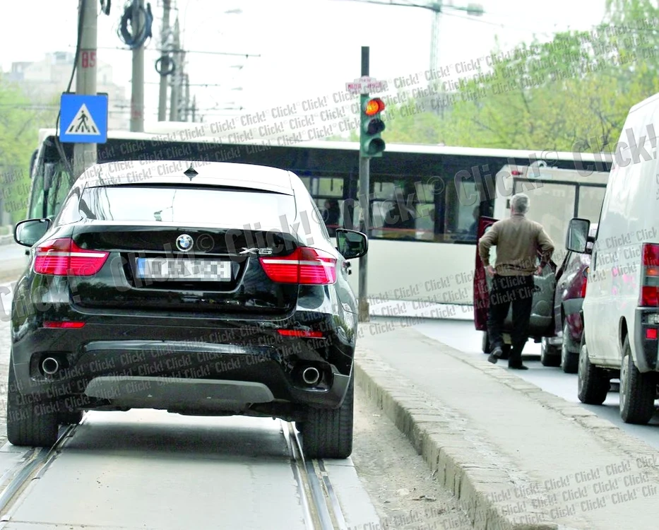 Ţociu are simţul umorului  şi în trafic, nu doar la tv.  Aşa c-a luat-o, ilegal,  pe “scurtătură”