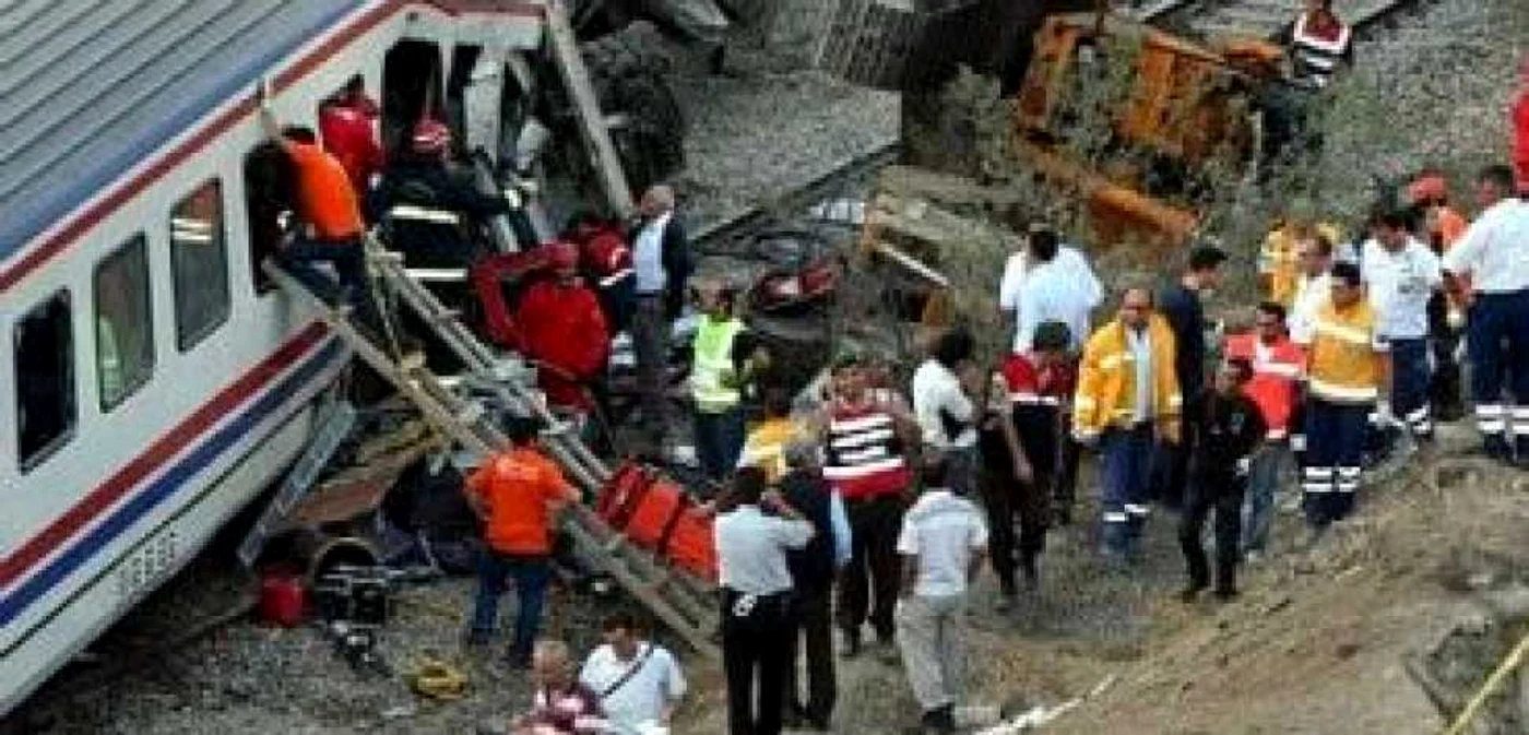 VIDEO Un tren de pasageri s-a ciocnit cu un camion în Turcia: 5 morţi şi 20 răniţi