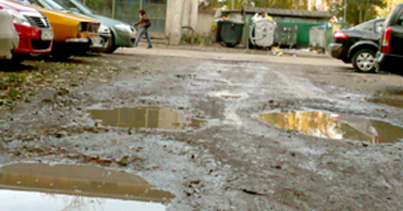 Suceava: Slalom prin noroaie şi bălţi pe strada Vicol