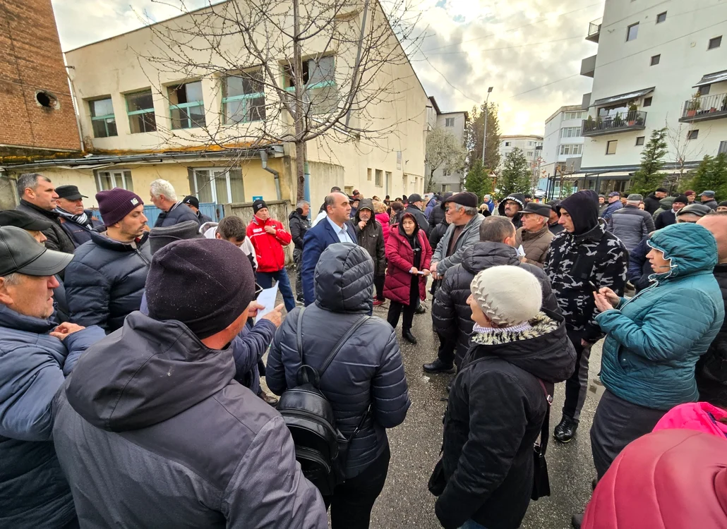 Cetățenii care au răams fără apă s-au strâns în fața APAVILFOTO: FB/Costinel Stoica